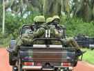 Des soldats dans un vehicule.