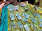 femme avec billet de banque cérémonie mariage baptême Sénégal