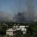 De la fumée noire pendant une bataille entre les troupes russes et ukrainiennes.