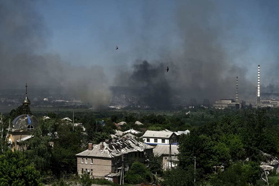 De la fumée noire pendant une bataille entre les troupes russes et ukrainiennes.